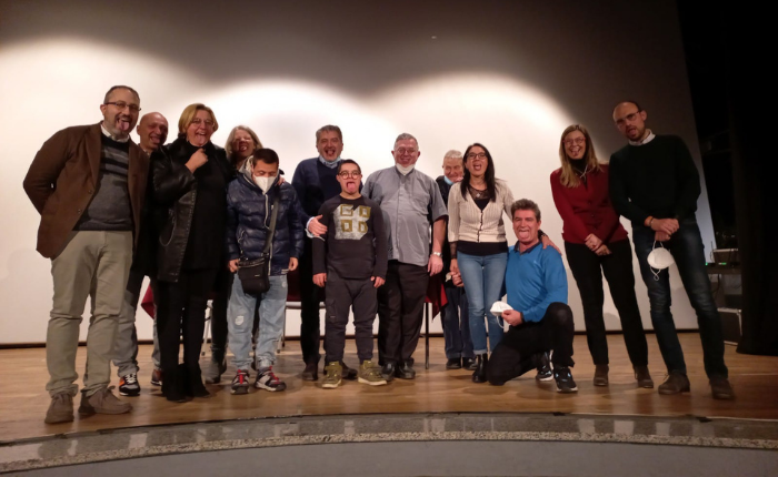 Luino Il Teatro Sociale Abbraccia La Famiglia Mazzariol Un Esempio