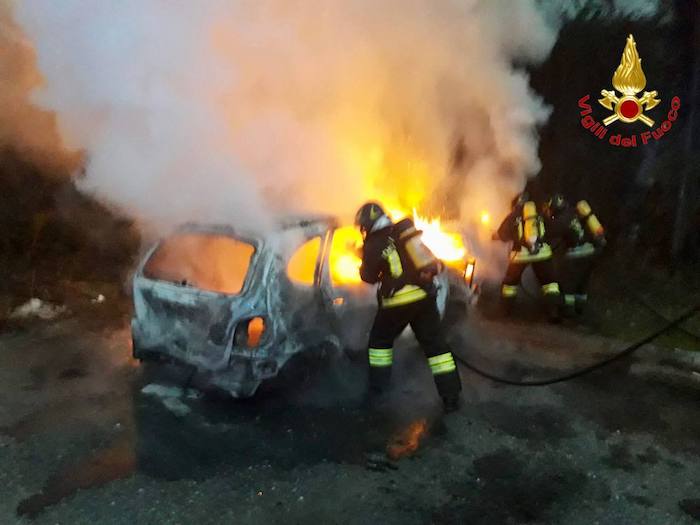 Gemonio Due Auto In Sosta Distrutte Dalle Fiamme