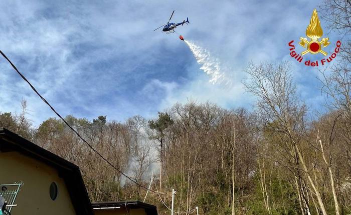 Montegrino Ancora Fiamme Nei Boschi Elicotteri In Azione Chiusa La