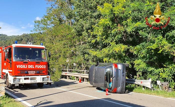 Auto Va Contro Guard Rail E Si Ribalta Sulla Statale A Mesenzana ...