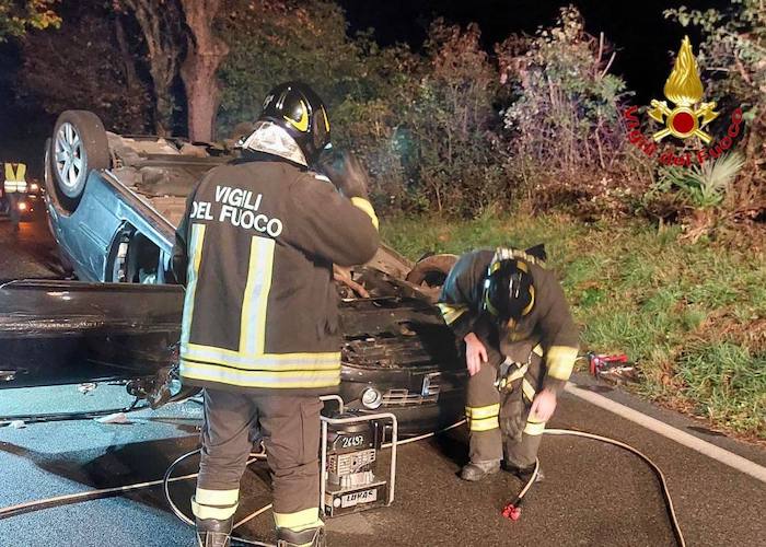 Castelveccana: Si Scontra Con Il Guard Rail E Con Un'altra Auto, Poi Si ...