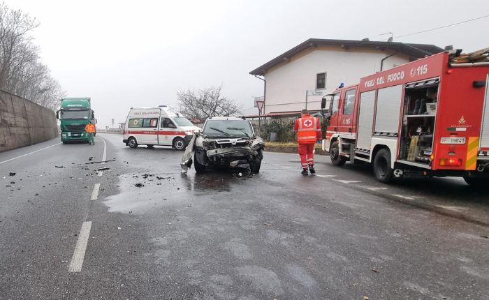 Incidente Tra Brenta E Cittiglio Una Enne Incastrata Nellauto Gravi Disagi Al Traffico