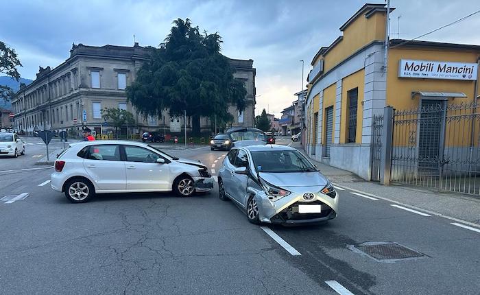 Scontro Tra Due Auto Nel Centro Di Luino