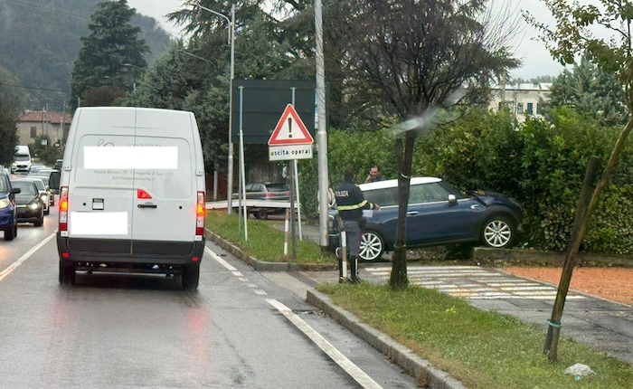 Auto Contro Una Siepe Sulla Statale A Brissago Valtravaglia, Un 74enne ...